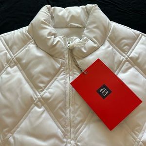 New with tags - white puffer vest! Get your ski bunny vibes on 🎿 🐰